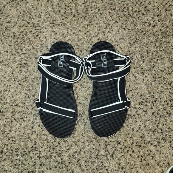 Yellow Box Tammee Black and White- Size 10 - Picture 5 of 5